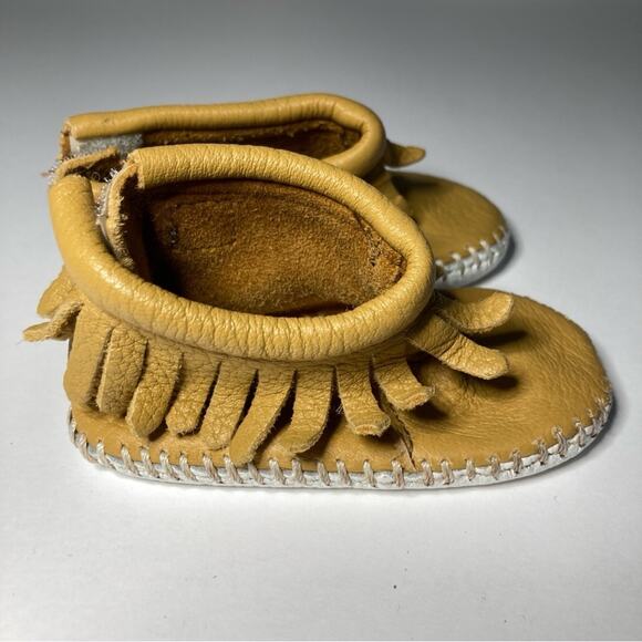 Minnetonka Pa-Poo-Shu Moccasin Natural Yellow Fringe Leather Baby Booties Shoes - Picture 2 of 9